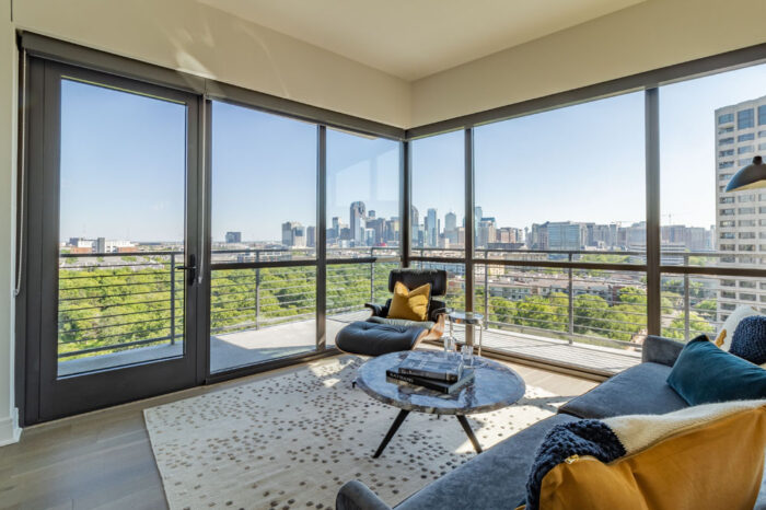 Living room with glass panels and a round table in the middle