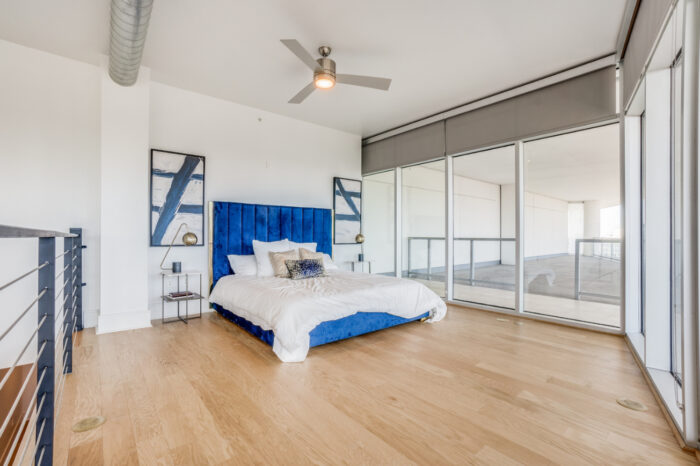 Bedroom with one bed and a ceiling fan